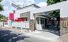 Reddoorz Near Solo Square 3